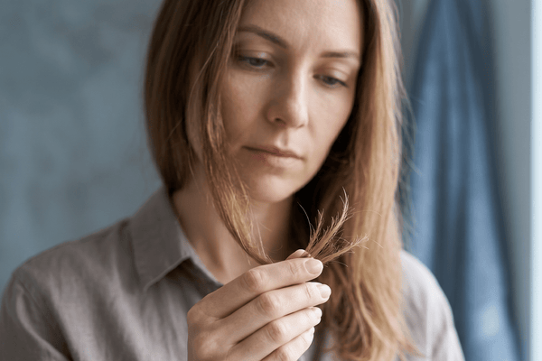 Cheveux cassants : que faire pour stopper la casse et retrouver une vraie longueur ?