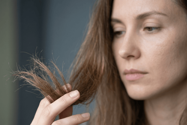 Cheveux secs et cassants : pourquoi vos cheveux cassent autant ?