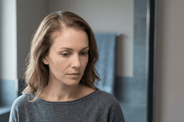 Perte de cheveux devant du crâne chez la femme : que faire ?