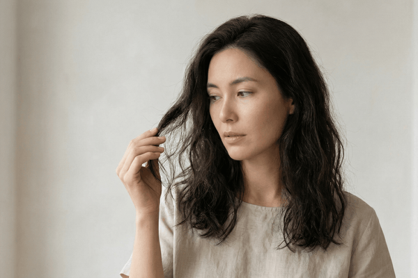 Pourquoi mes cheveux sont secs ? Comprendre les causes pour enfin trouver la bonne solution