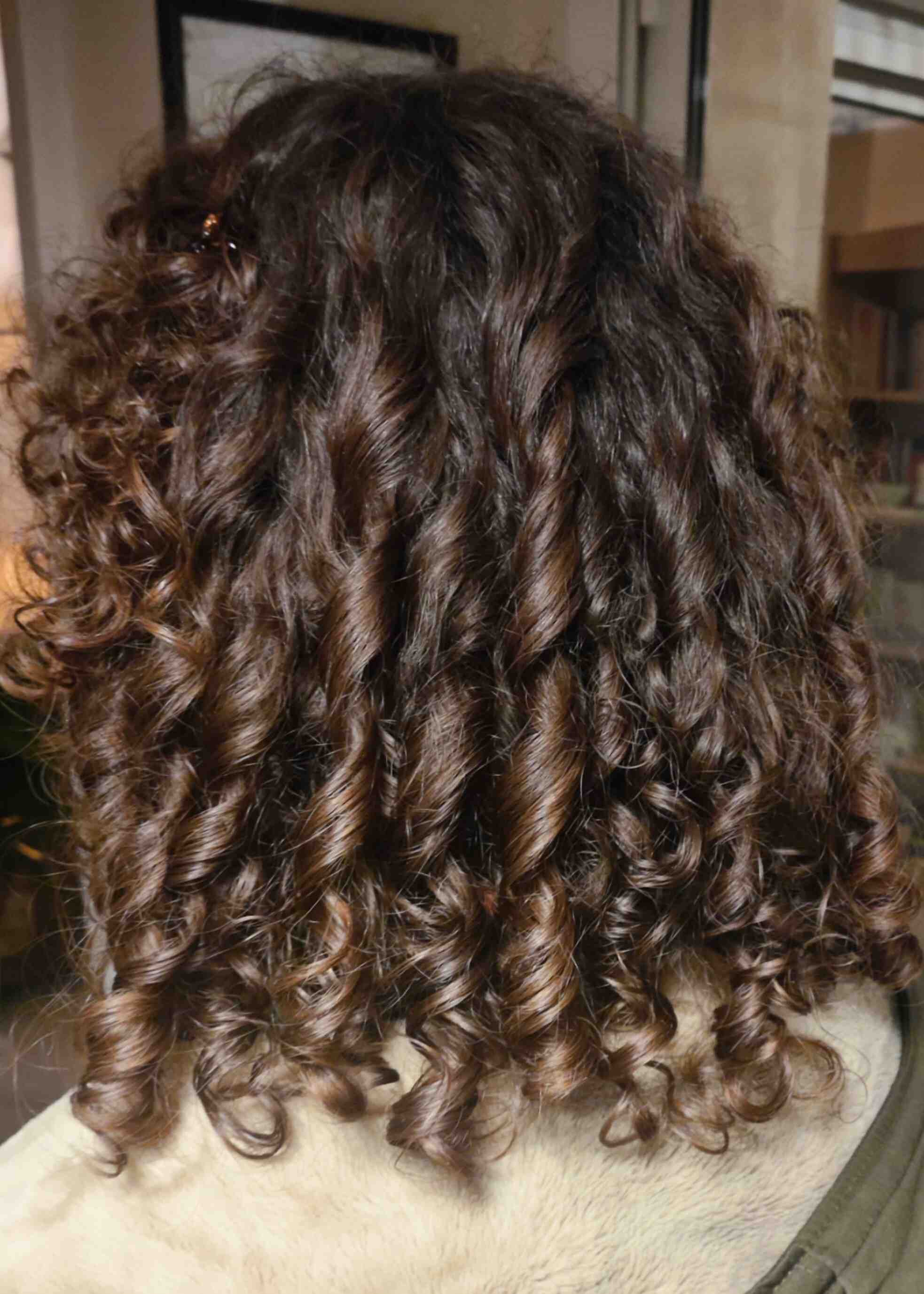 Photo après utilisation du shampoing et masque naturel SALEM : cheveux hydraté, boucles définis et rebondies