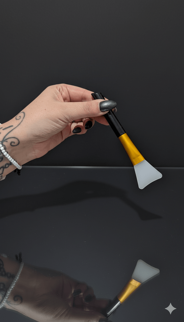 Pinceau en silicone noir et doré Salem pour application de soins capillaires