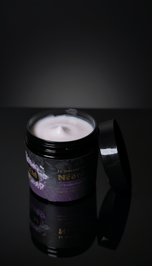 Texture aérienne du masque Néora – soin capillaire hydratant et brillant pour cheveux fins et délicats.